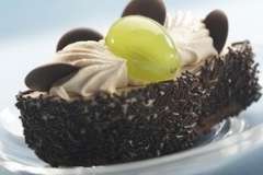 Вкусные рецепты: Пти-фуры "Клубничка" и "Фантазия", Печенье медовое, Жаркое из телятины с вишнями