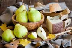 Вкусные рецепты: Колбаски, запеченные с овощами и розмарином "Воспоминание о лете", Быстрый мясной пирог с грибами, Отварная вырезка с фруктами