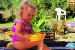 И поспать, и ребенка покормить